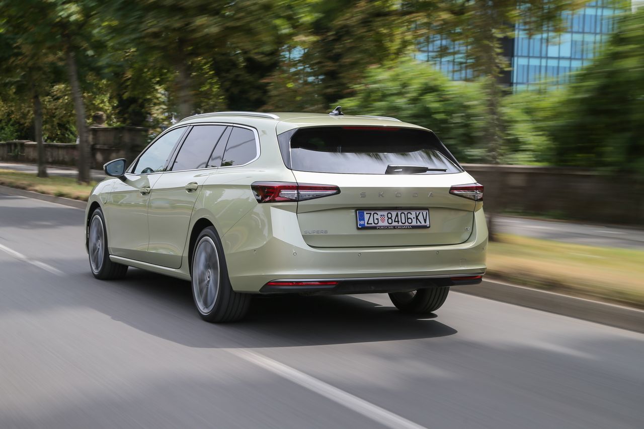 Image forŠkoda Superb Combi 1.5 TSI DSG PHEV – Hibridna kraljica putnih krstarica